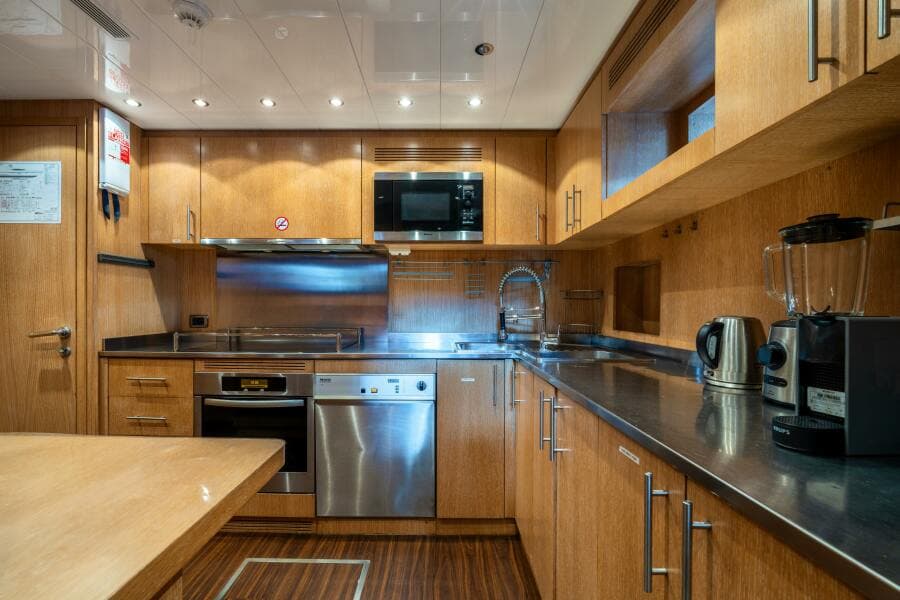 2008 Overmarine Mangusta 108