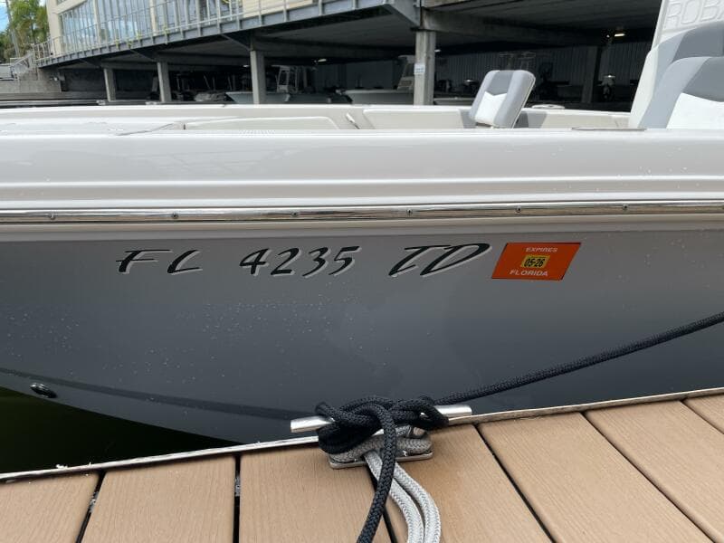 2022 Robalo Cayman 246 SD