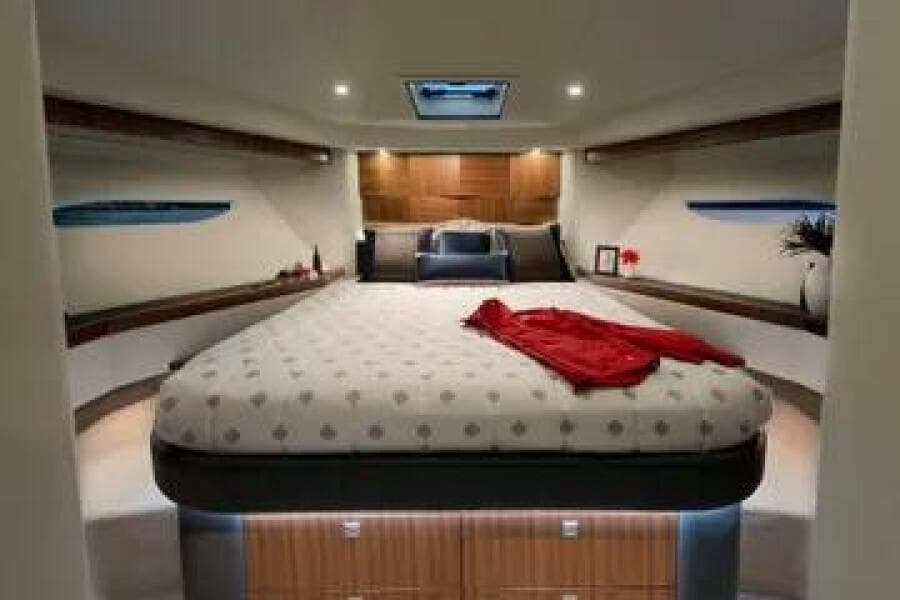 2015 Riviera 6000 Sport Yacht