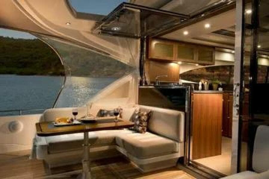 2015 Riviera 6000 Sport Yacht