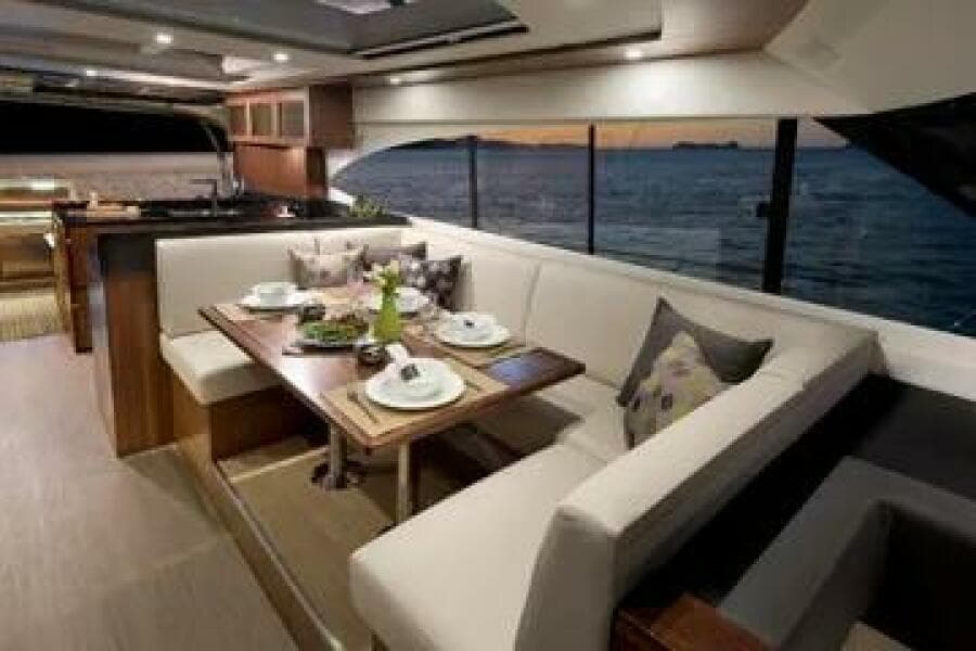 2015 Riviera 6000 Sport Yacht