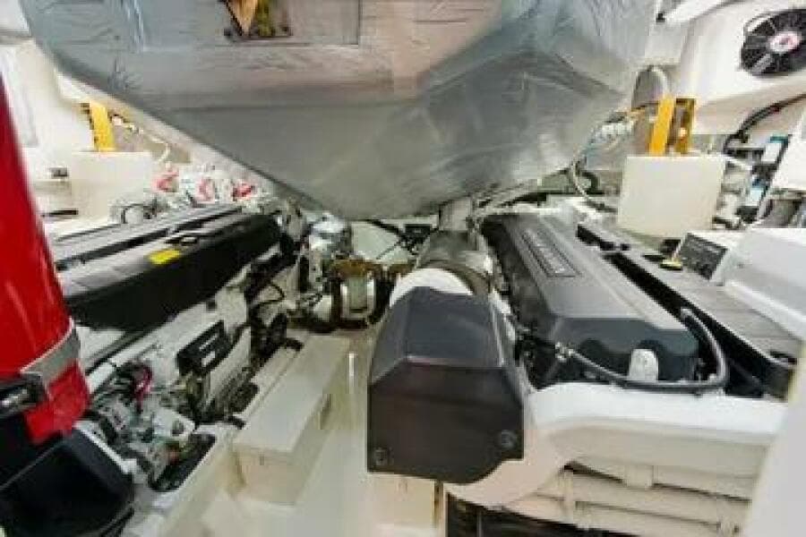 2015 Riviera 6000 Sport Yacht