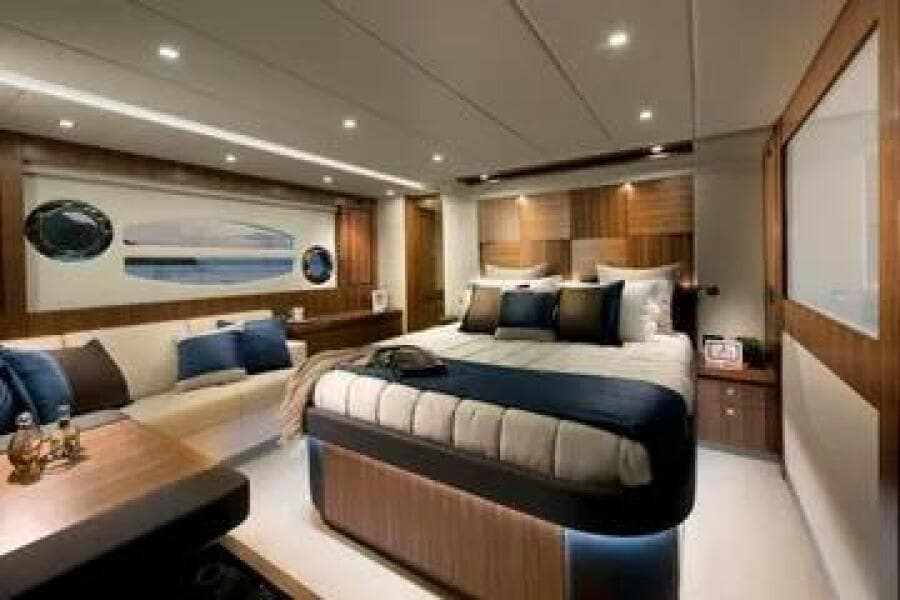 2015 Riviera 6000 Sport Yacht