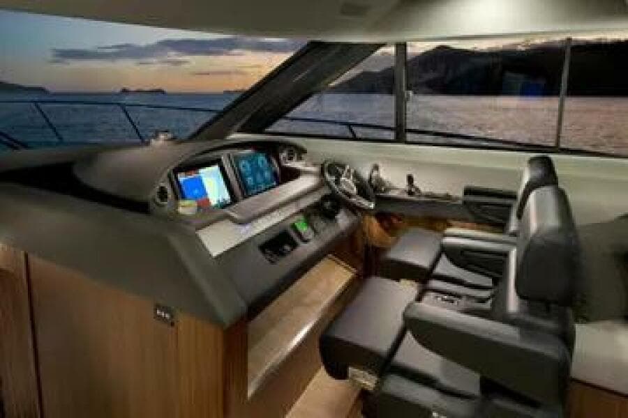 2015 Riviera 6000 Sport Yacht