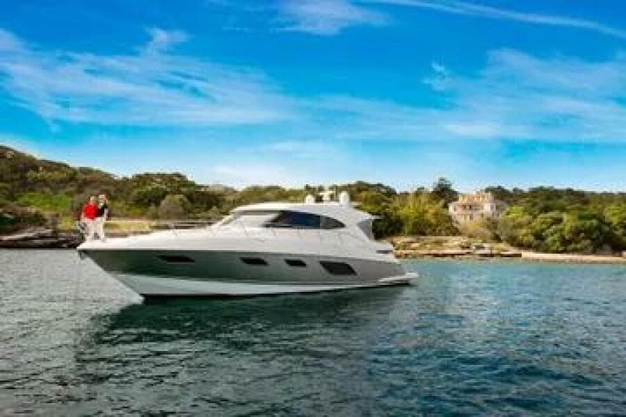 2015 Riviera 6000 Sport Yacht