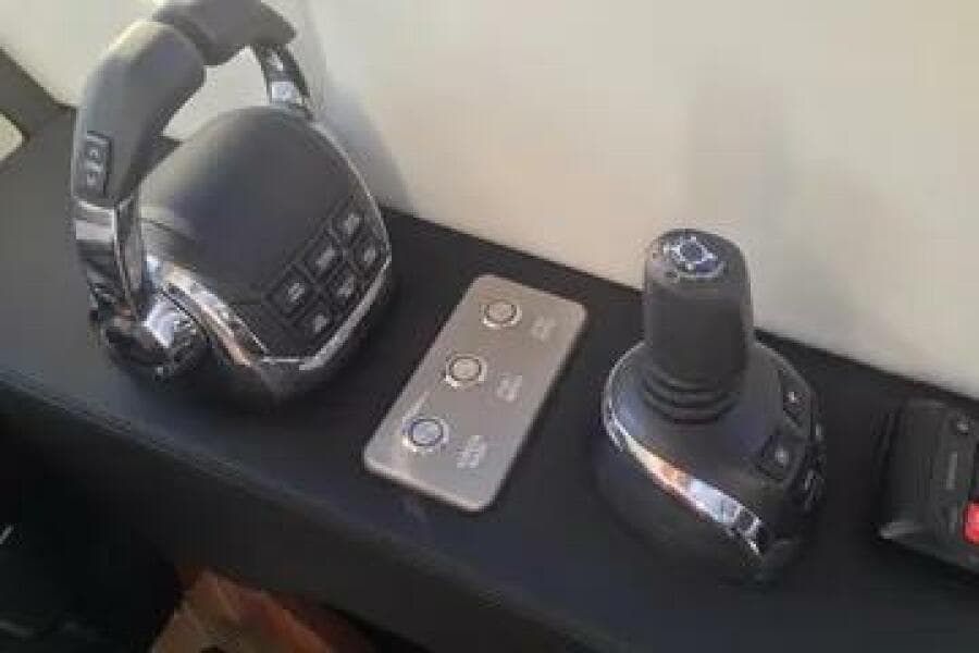 2015 Riviera 6000 Sport Yacht