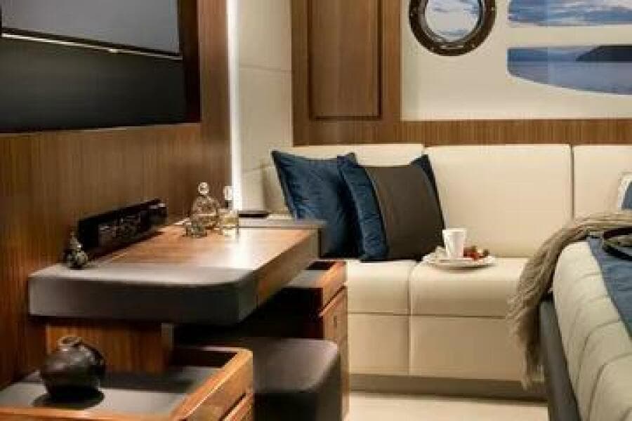 2015 Riviera 6000 Sport Yacht