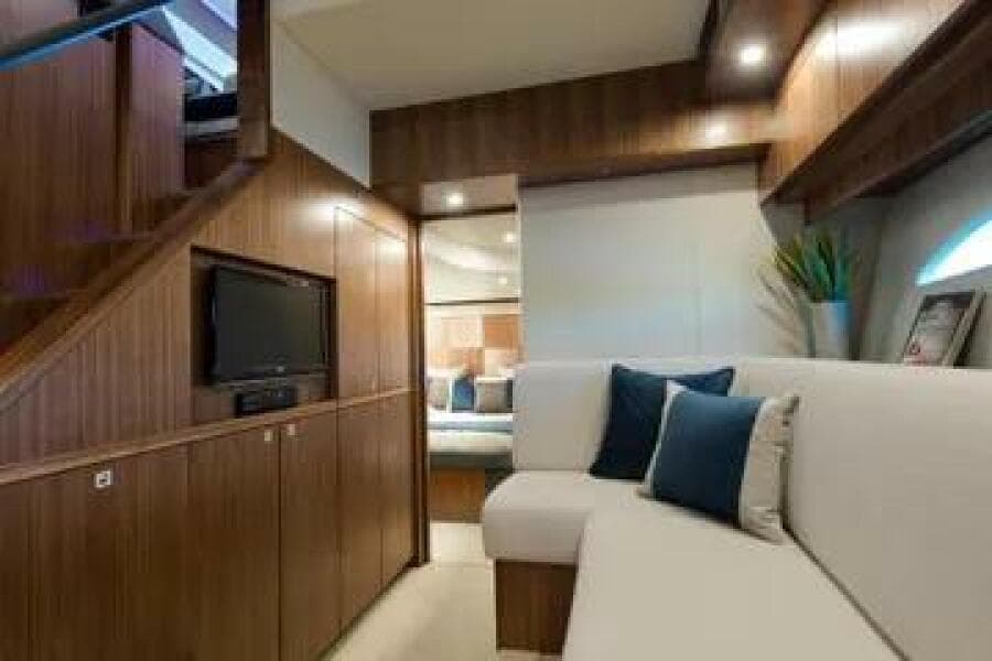 2015 Riviera 6000 Sport Yacht