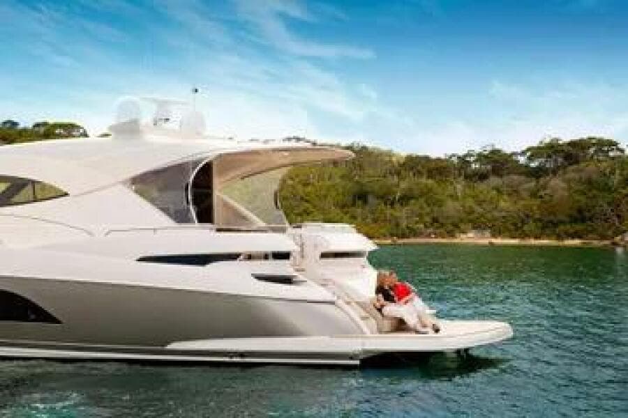 2015 Riviera 6000 Sport Yacht