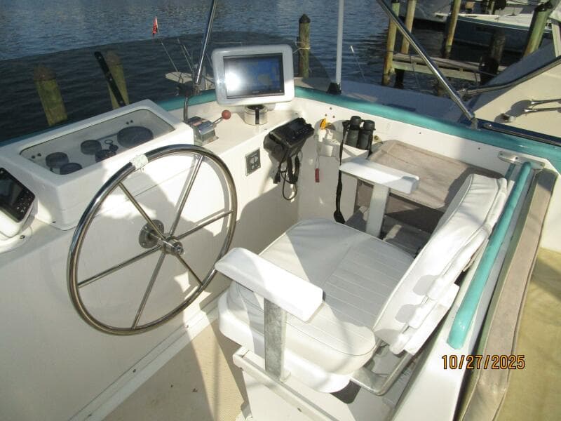 38' Marine Trader flybridge helm1