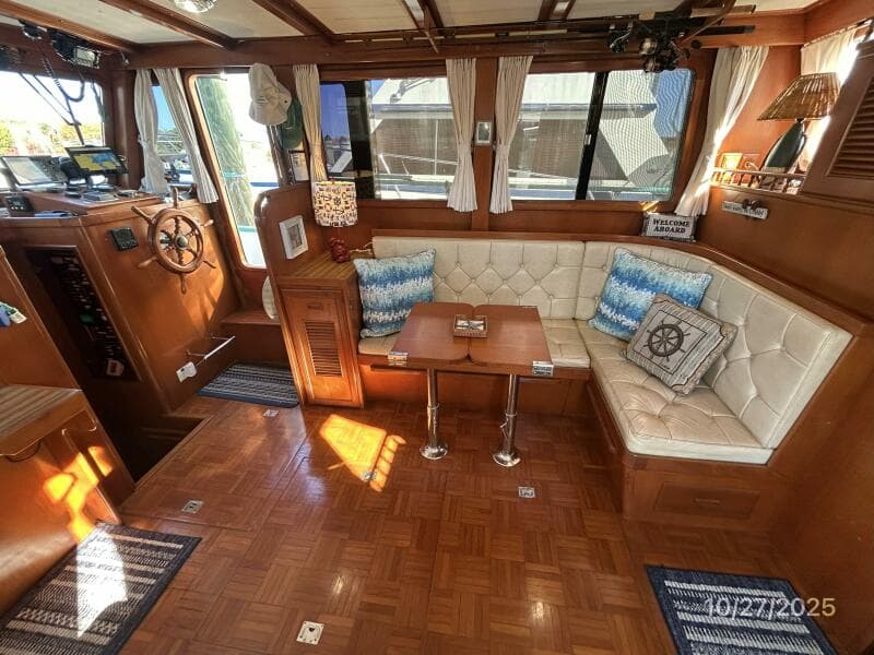 38' Marine Trader salon starboard