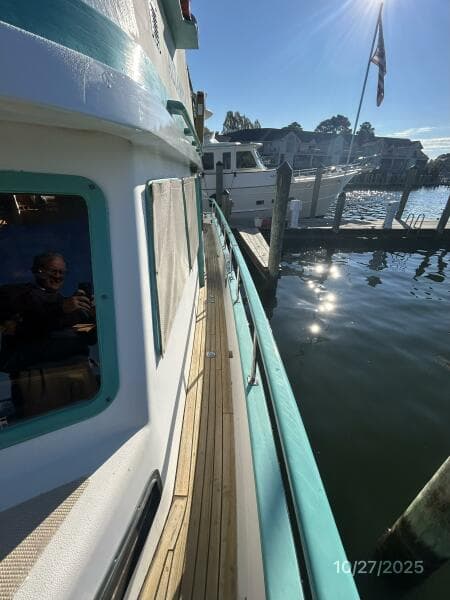 38' Marine Trader port side deck1