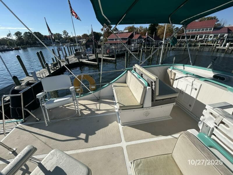 38' Marine Trader flybridge port