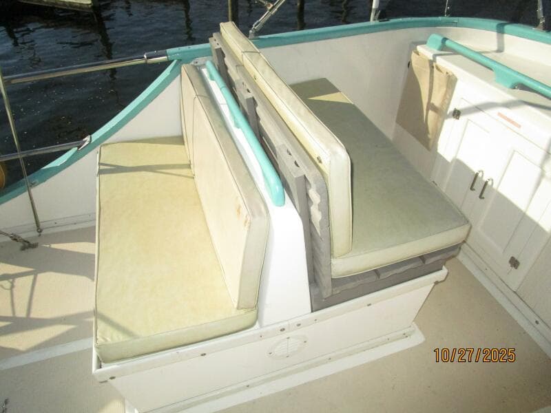 38' Marine Trader flybridge port seating