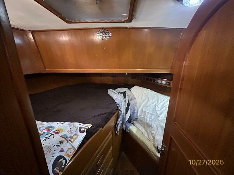 38' Marine Trader guest stateroom