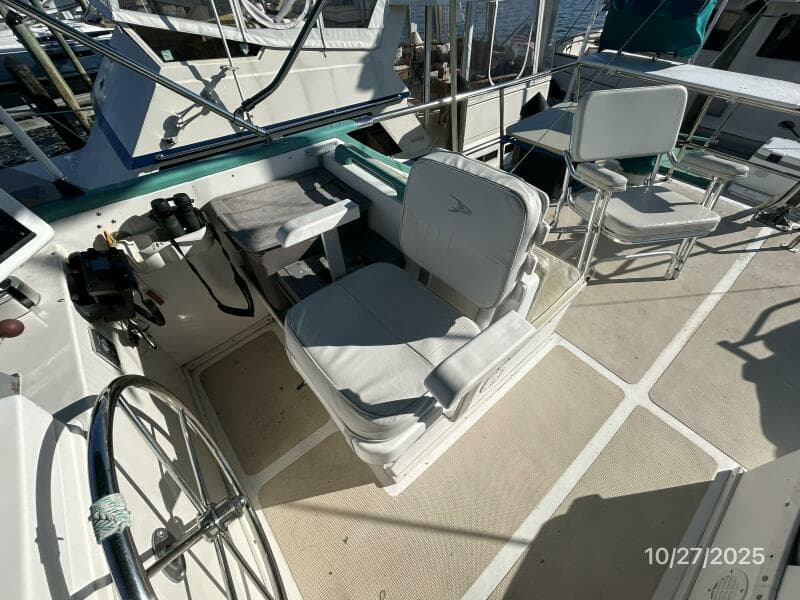38' Marine Trader flybridge helmseat