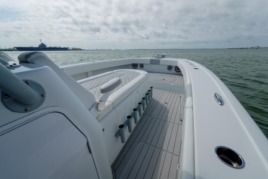 Freeman 42 42LR Double Tap- Bow Seating