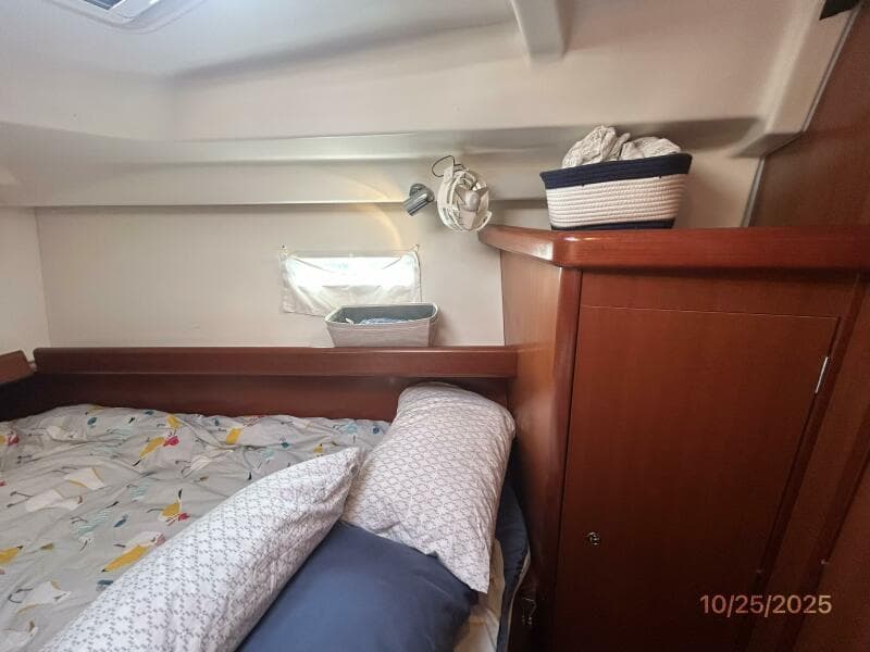 37' Beneteau forward stateroom starboard