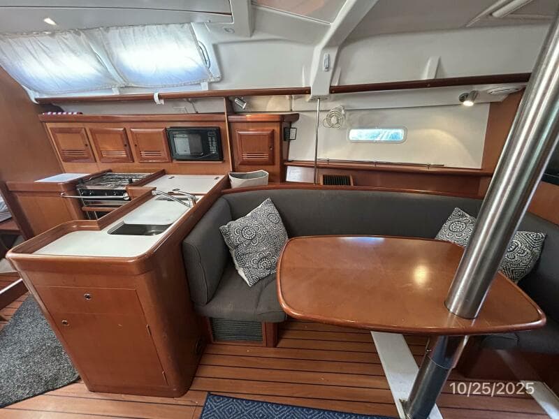 37' Beneteau salon port