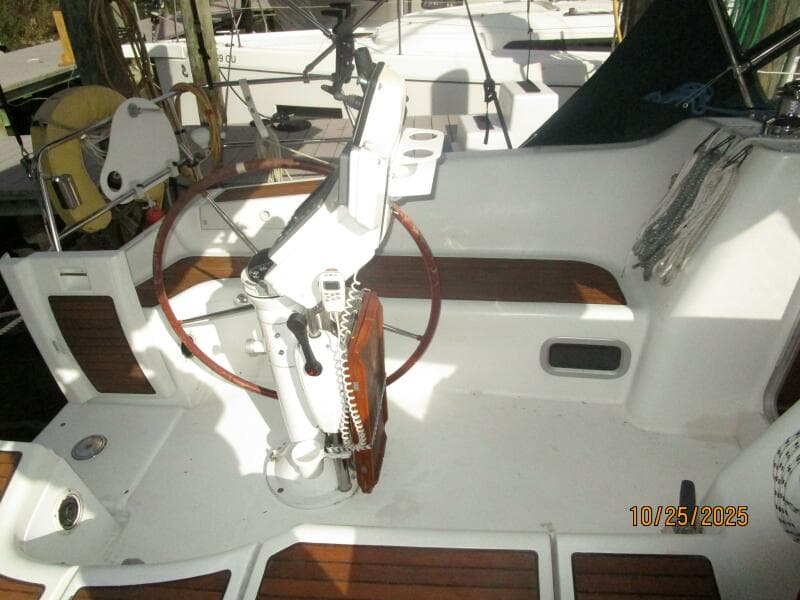 37' Beneteau cockpit port