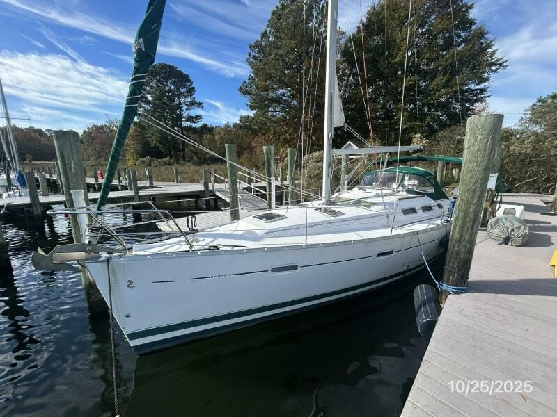 37' Beneteau port forward profile