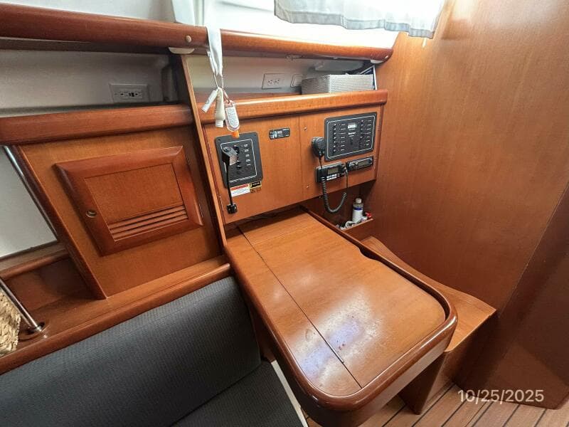 37' Beneteau nav station1