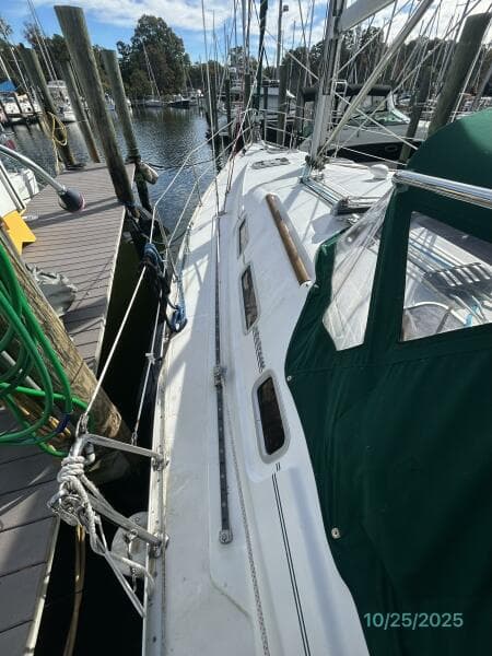 37' Beneteau port side deck2