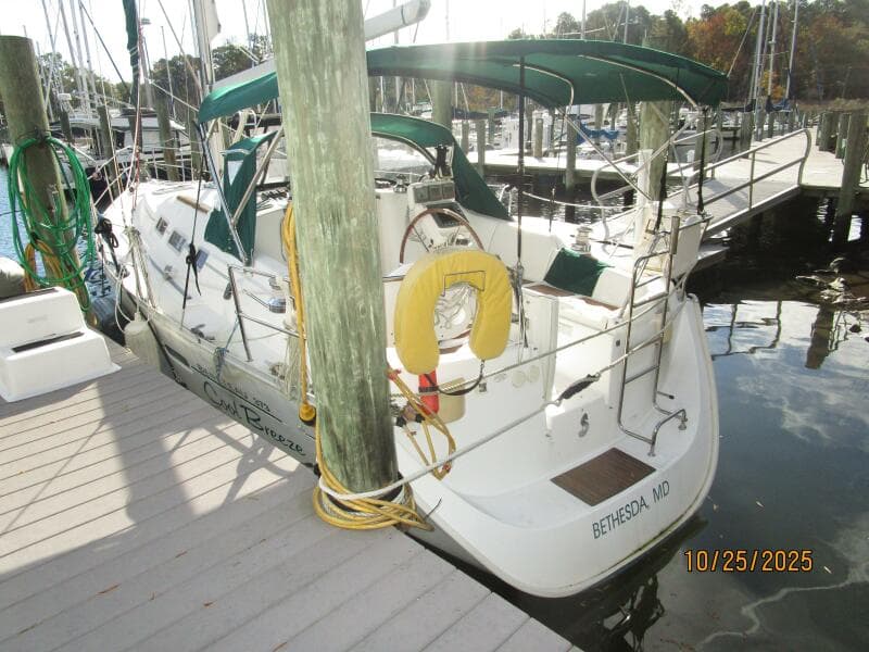37' Beneteau port aft profile