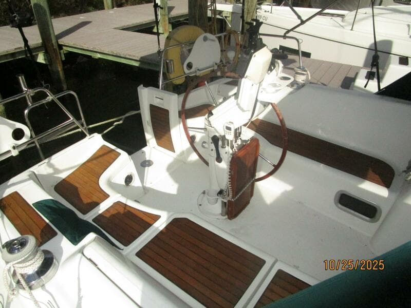 37' Beneteau cockpit2
