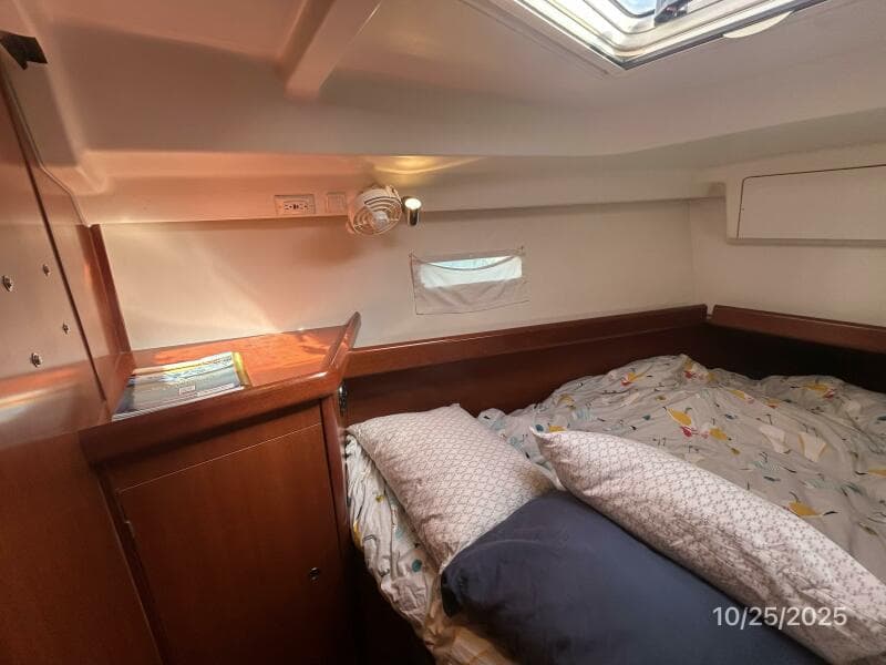 37' Beneteau forward stateroom port