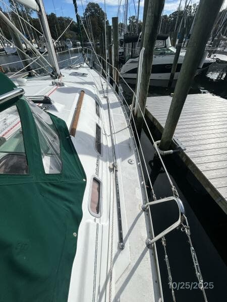 37' Beneteau starboard side deck2