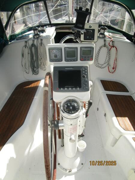 37' Beneteau cockpit helm2