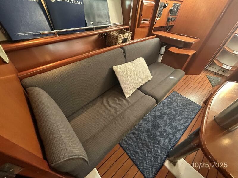 37' Beneteau salon starboard seating2