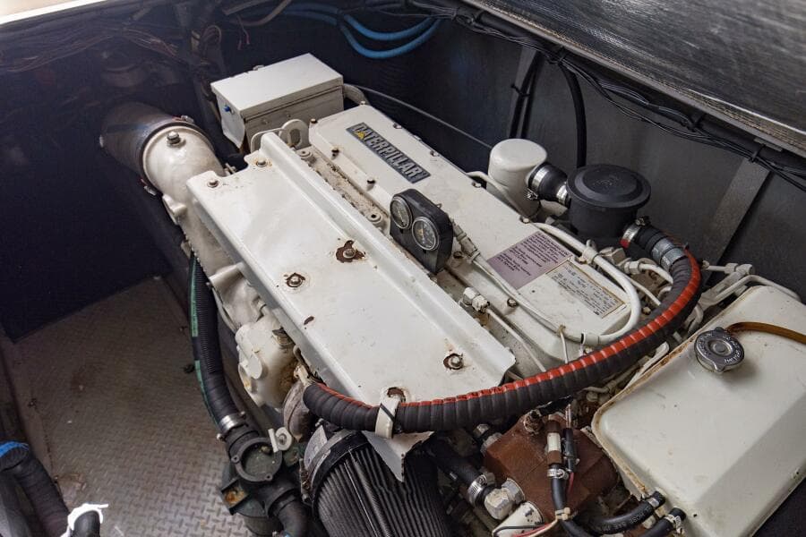 2000 40 Sea Ray 400 Sedan Bridge Silver Lining Engine Room (2)