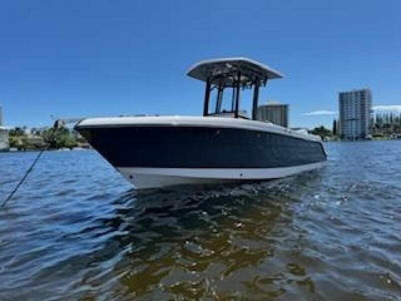 2022 Robalo R242 Center Console
