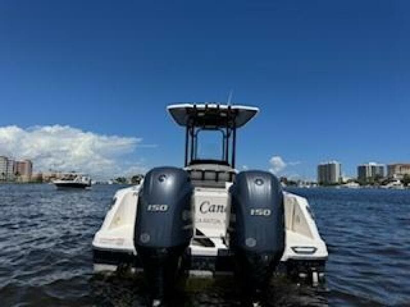 2022 Robalo R242 Center Console