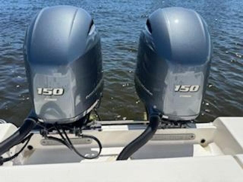 2022 Robalo R242 Center Console