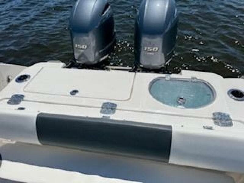 2022 Robalo R242 Center Console
