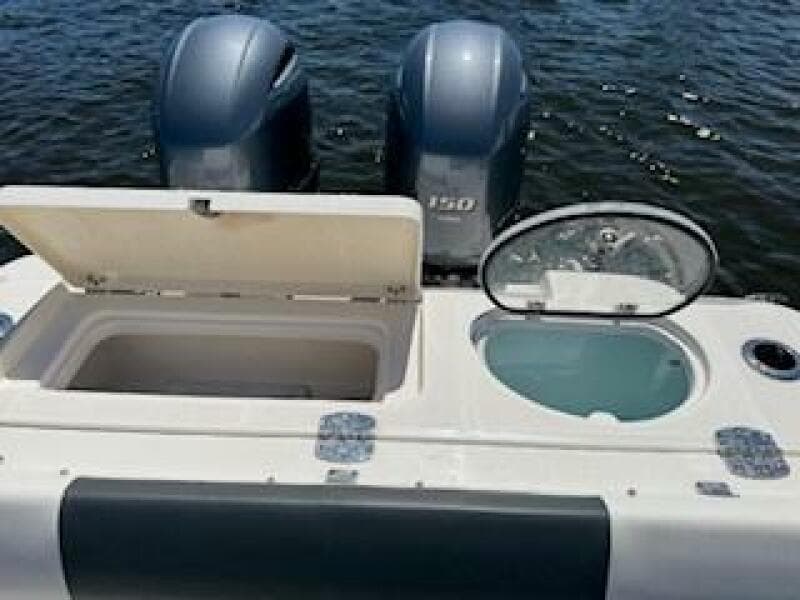 2022 Robalo R242 Center Console