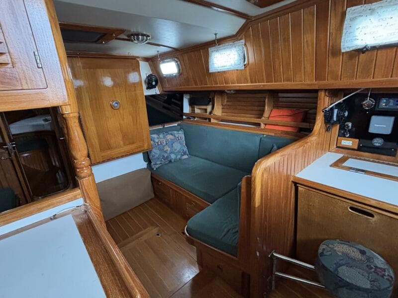 Starboard settee, pullout double berth