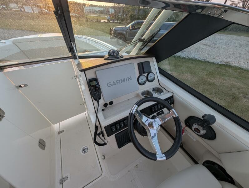 2023 Boston Whaler 240 Vantage