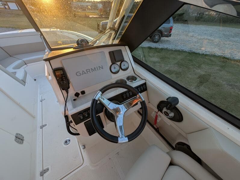 2023 Boston Whaler 240 Vantage