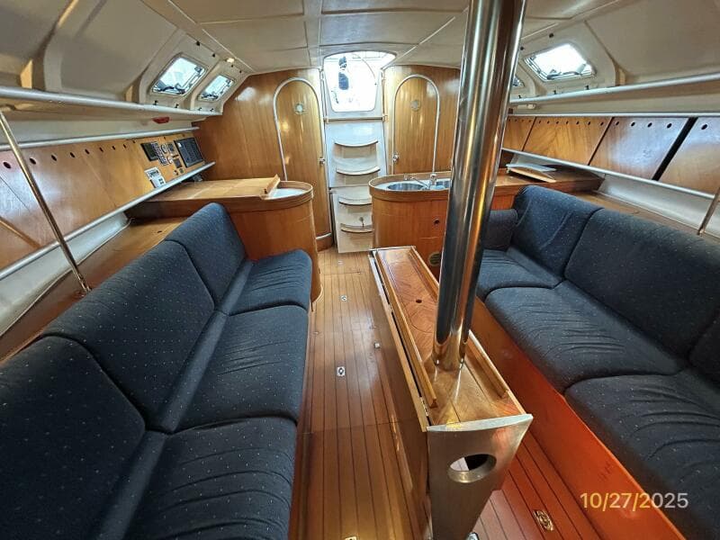 38' Beneteau salon aft
