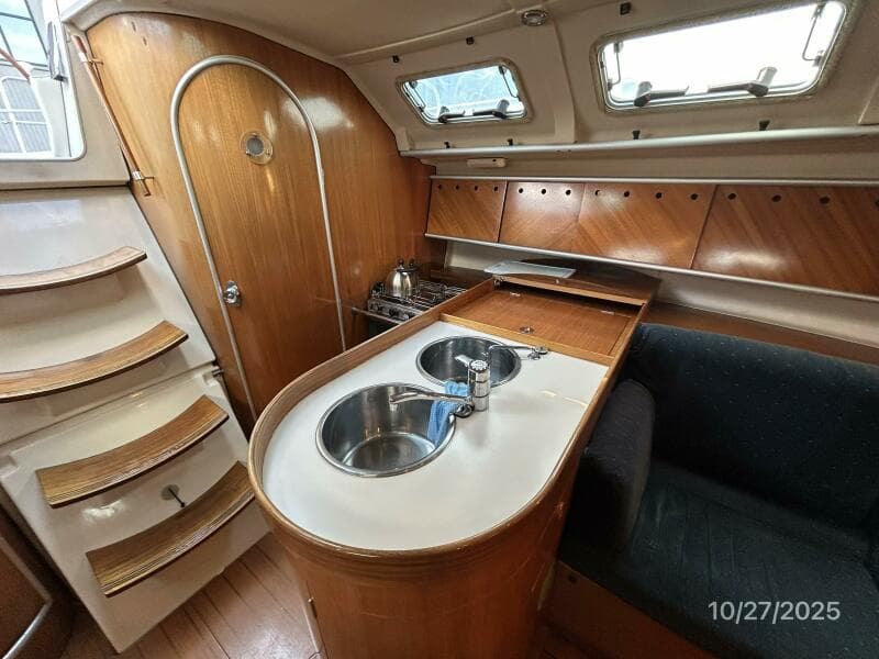 38' Beneteau galley1