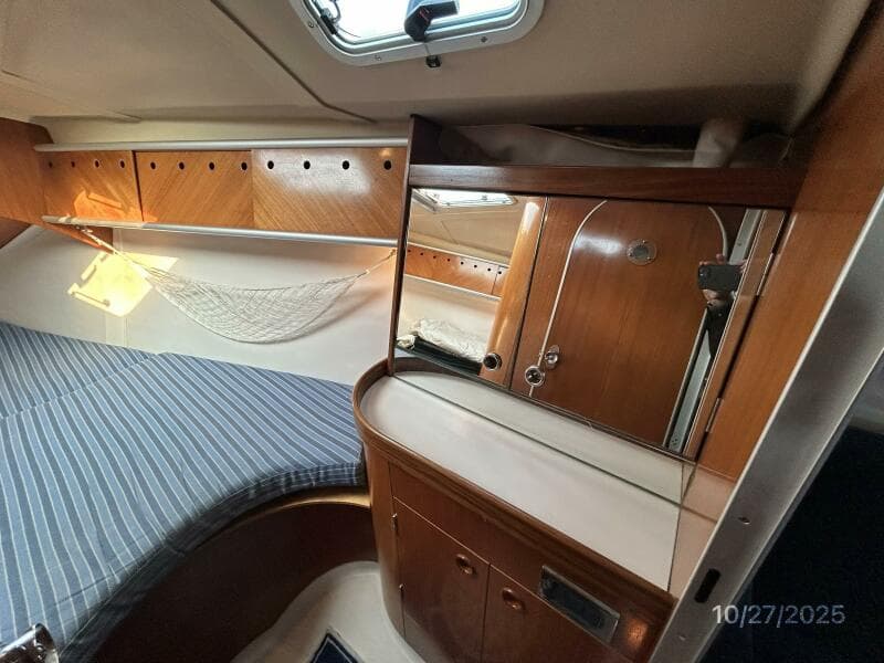 38' Beneteau forward stateroom starboard