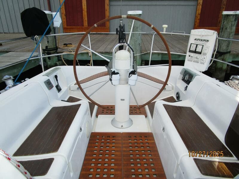 38' Beneteau cockpit aft