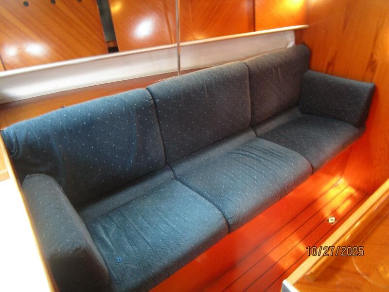 38' Beneteau salon port seating1