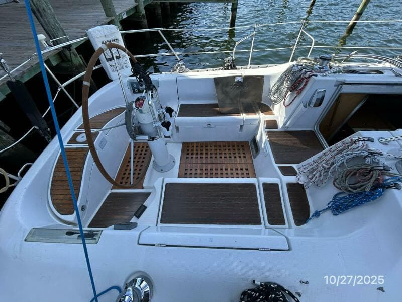 38' Beneteau cockpit port