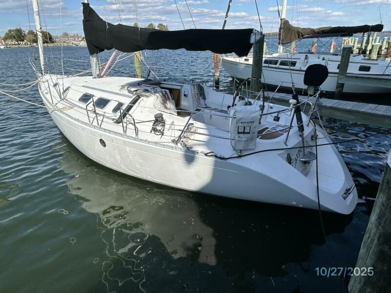 38' Beneteau port aft profile