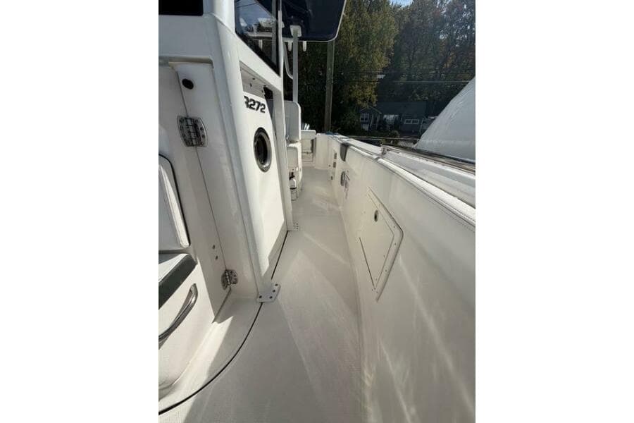 2022 Robalo R272 Center Console